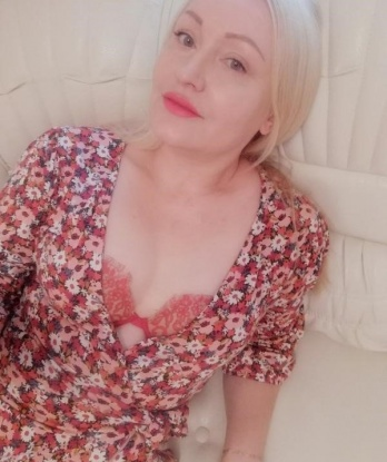 💫 Живу в Москве, где создаю незабываемую атмосферу страсти и удовольствия. 💋
У меня есть все, что нужно для полного релакса и наслаждения. Мои услуги охватывают широкий спектр возможностей - нежные массажи, эротические игры, стриптиз, BDSM или просто приятная компания для ужина или ночи. 😏
Мои отзывы говорят сами за себя - мои клиенты остаются довольными и возвращаются ко мне снова и снова. 💯
На фото ты можешь увидеть, какая я раскованная и сексуальная. Обожаю экспериментировать и всегда настроена на приятные сюрпризы. ✨
Жду тебя, чтобы подарить незабываемые моменты удовольствия и расслабления. Открой для себя новые грани блаженства в обществе искушенной дамы. Обещаю, тебе будет очень приятно в моей компании. 😘🌹 Эверестка